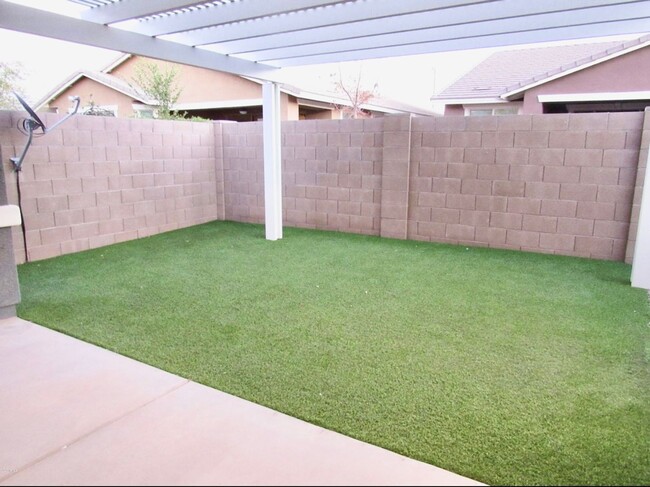 Building Photo - Beautiful 4 Bedroom Single Level Home Loca...