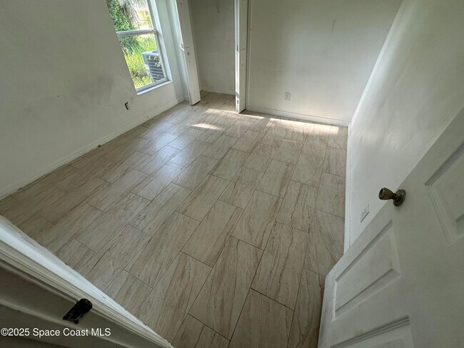 Building Photo - 243 Olsmar St