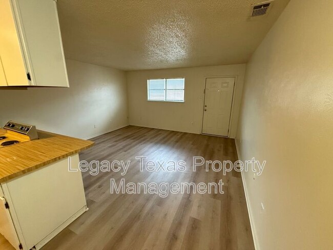 Building Photo - 1700 Short St