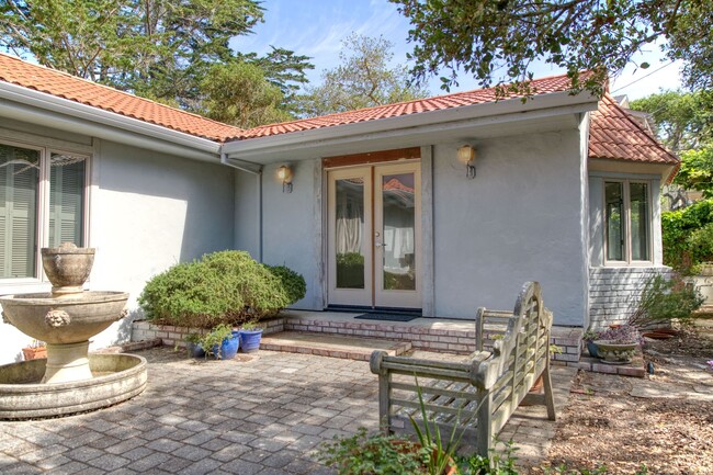 Building Photo - Quintessential Carmel Cottage