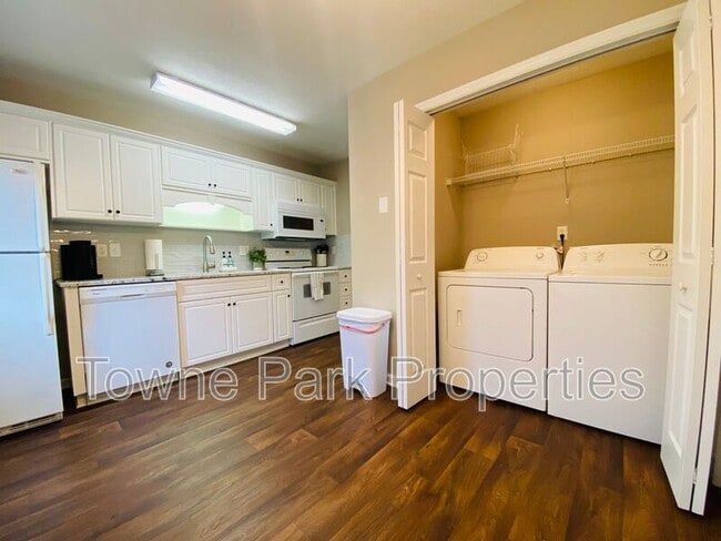 Building Photo - 326 Greendale Pl