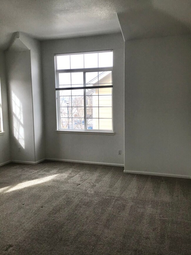 Building Photo - 3 bedroom 2.5 Bath Town home for rent at C...