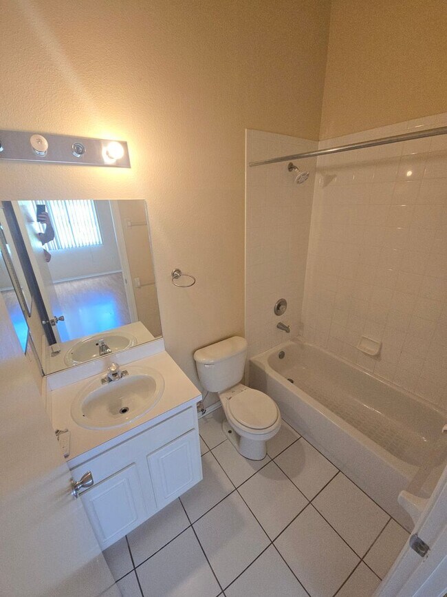 Building Photo - 2-Bedroom, 2.5-Bathroom Townhouse in Zephyrhills