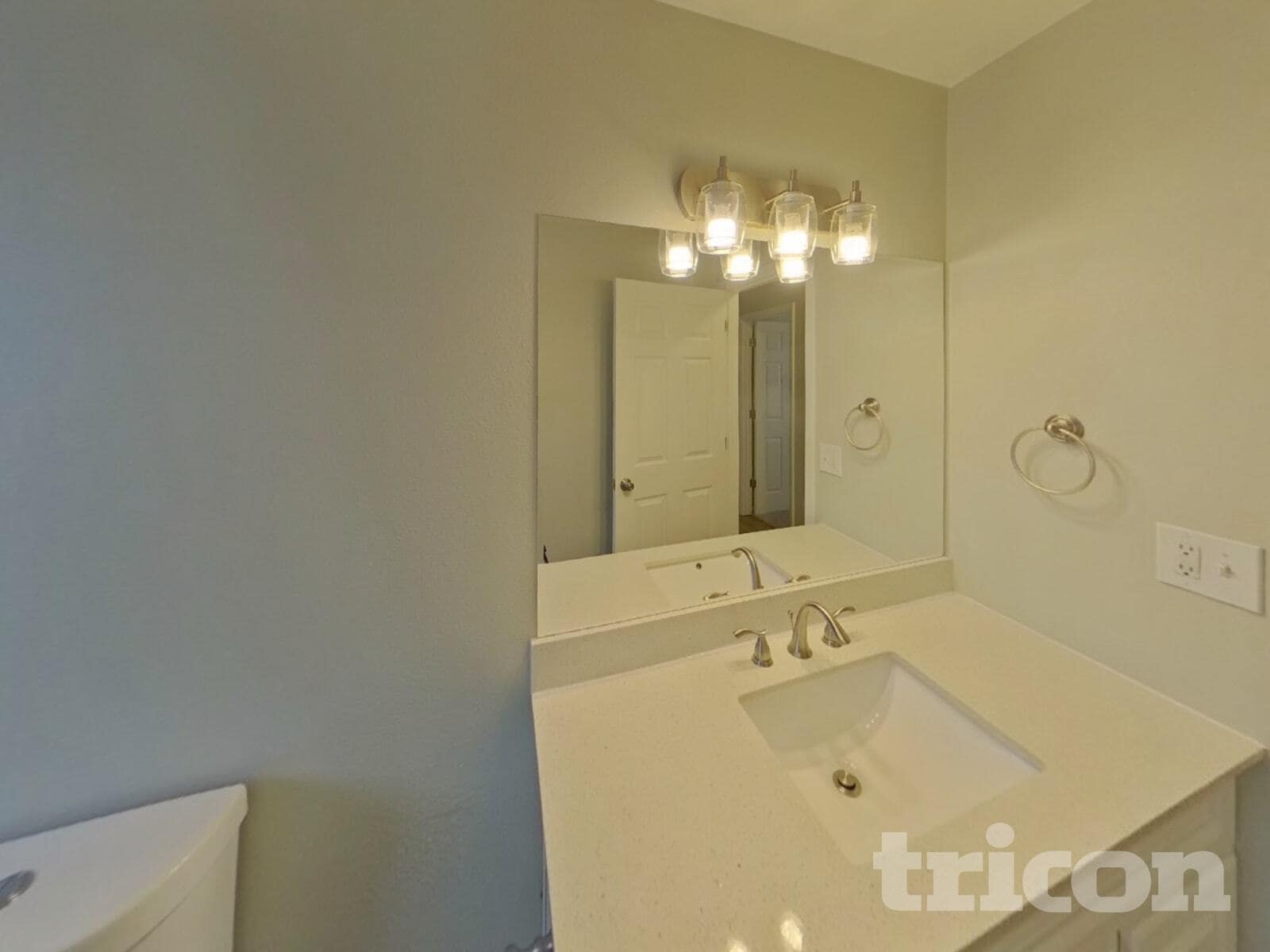 Building Photo - 4985 Montebello Dr