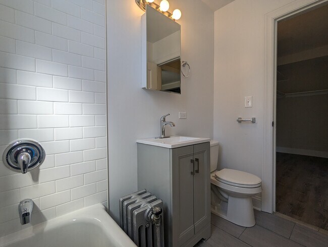 Building Photo - 3335 W Diversey Ave