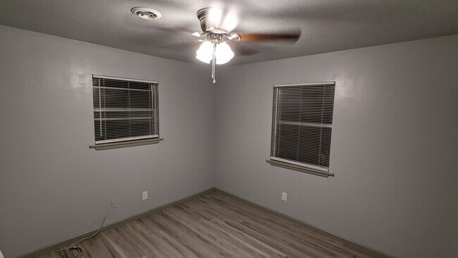 Building Photo - 402 Hickory St