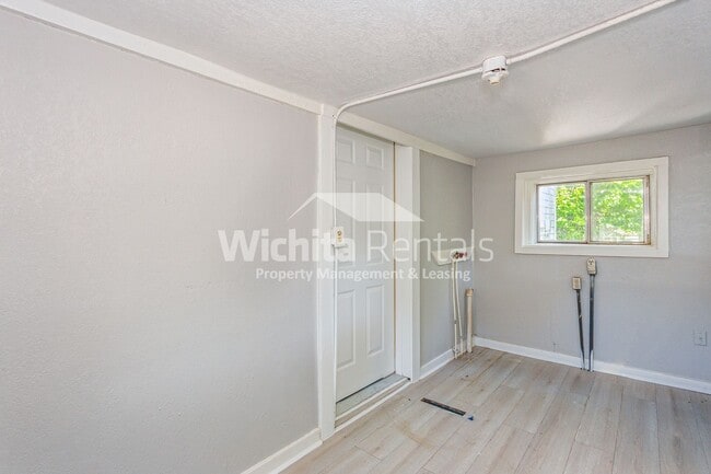 Building Photo - 1038 S Ellis St