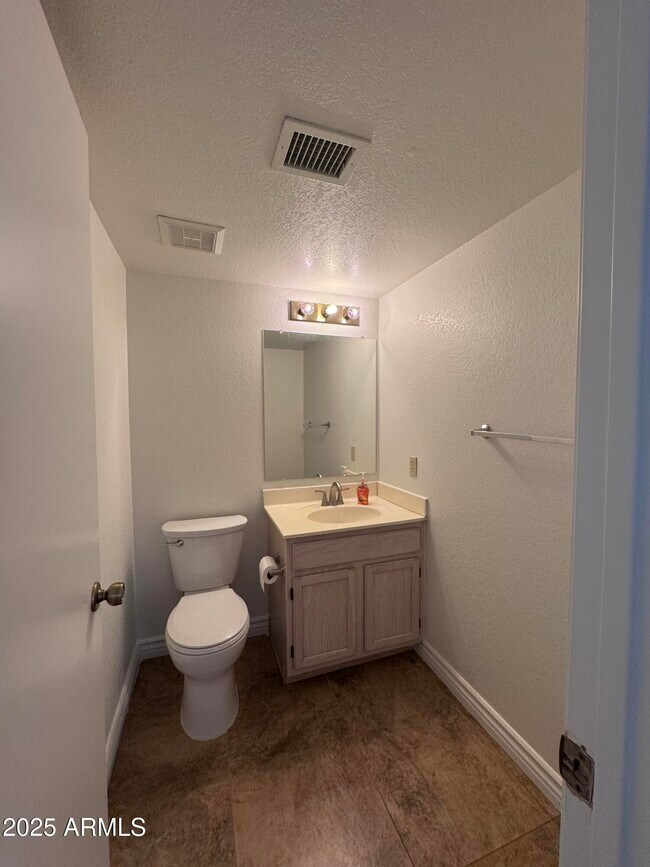 Building Photo - 8631 W Monte Vista Rd