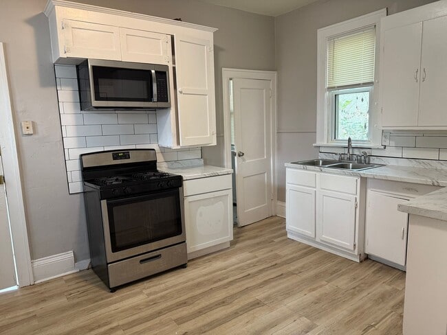 Building Photo - 3 bedrooms 2 bath house, Available sept 1st