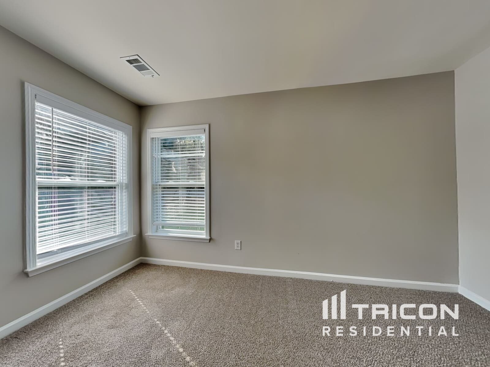 Building Photo - 3620 Long Lake Dr