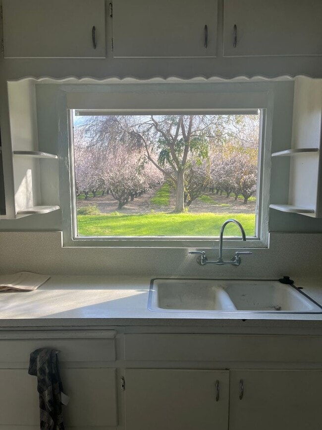 Building Photo - 2 bedroom 2 bath Country House with Big Den