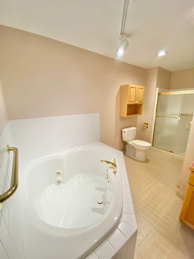 Building Photo - 3 Bedroom 2.5 Bathroom Condo in Williston