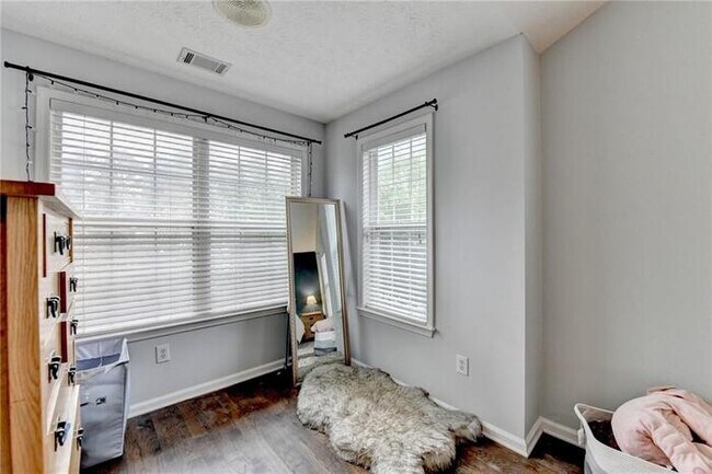 Building Photo - House 3 Beds 3 Baths
