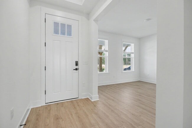 Building Photo - 3084 Claredon St