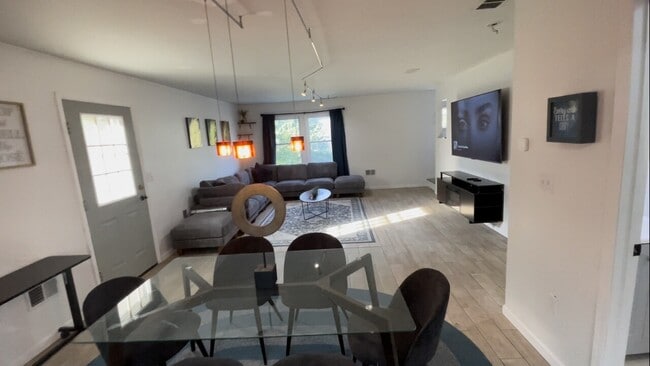 Building Photo - Rooms For Rent