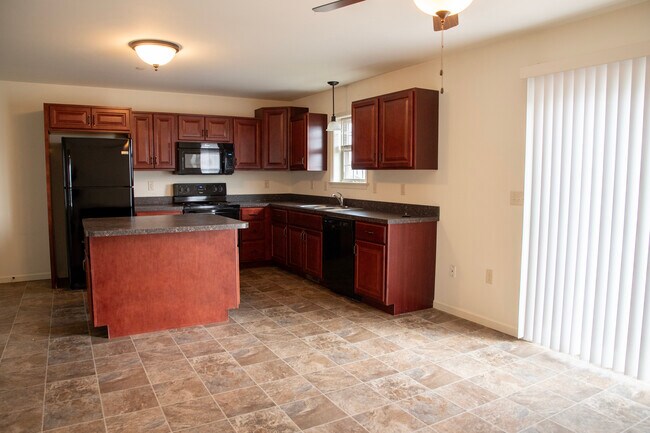 Building Photo - 320 Meadow View Dr