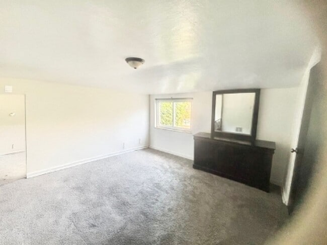 Building Photo - 2 bed/1 bath townhome 15221
