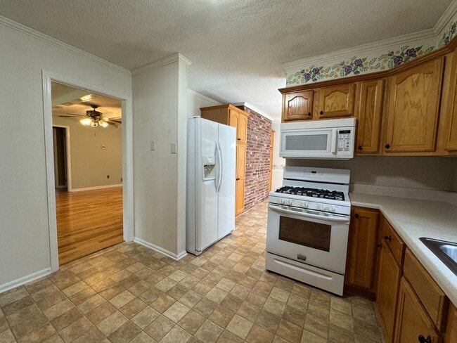 Building Photo - Large 3/2 House off Kingston Hwy- $2,195