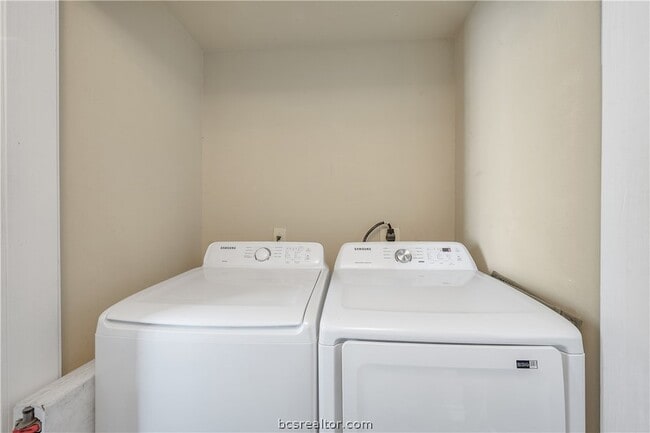 Building Photo - 114 Lynn Dr