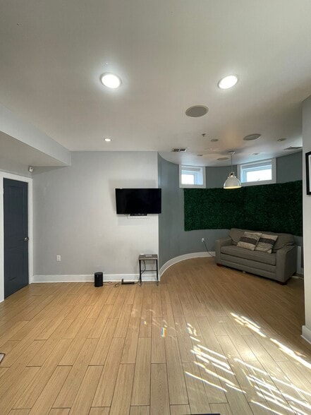 extra living space in turret - 500 M St NW