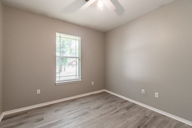 Building Photo - Freshly Updated 3 Bed, 2 Bath Home in Fort...