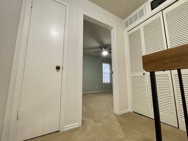 Building Photo - Cozy Townhome Minutes to the Chisholm Trai...