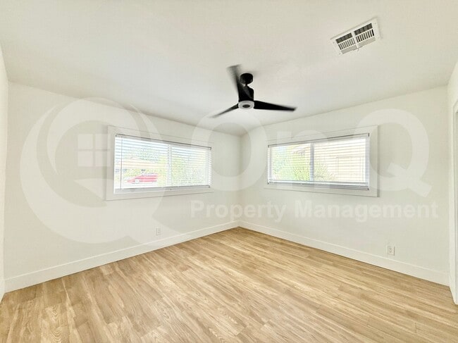 Building Photo - 1725 W Mitchell Dr