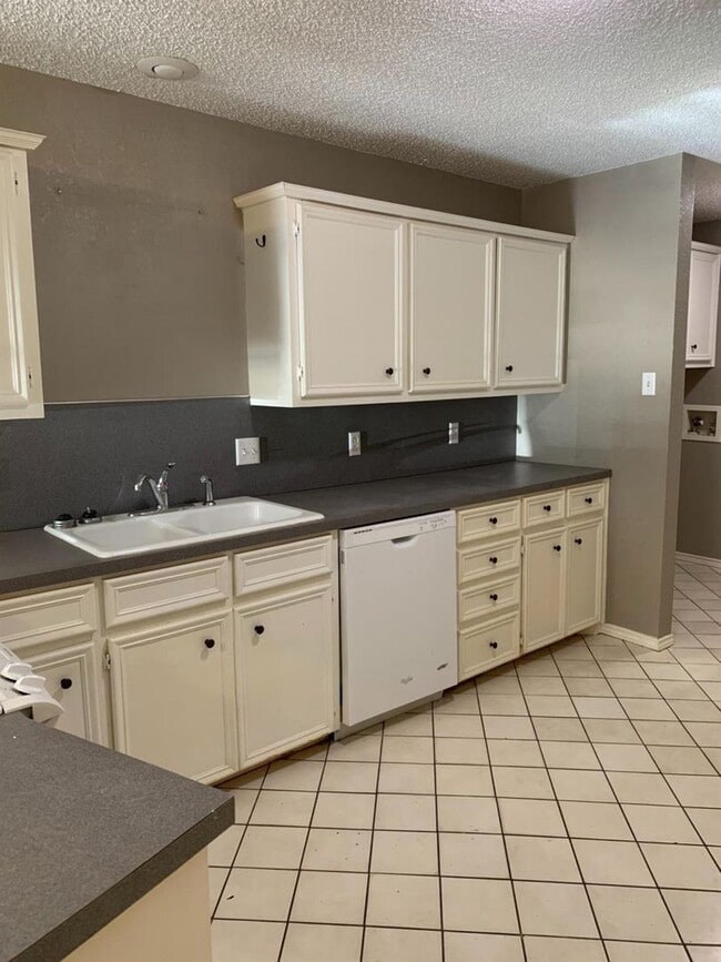 Building Photo - Townhome 2/2