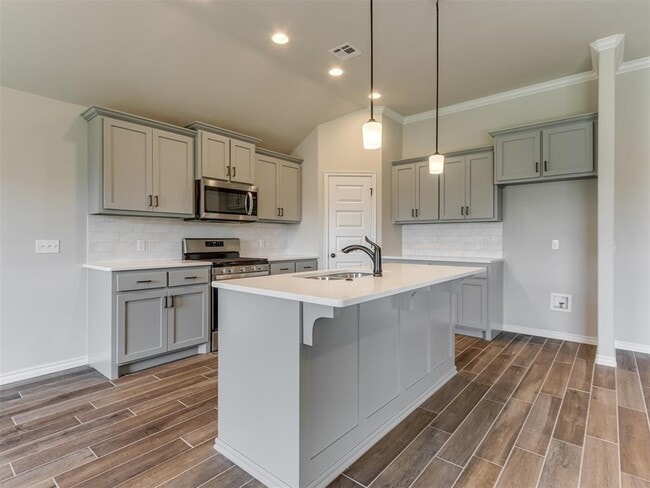 Building Photo - 644 Laurel Grv