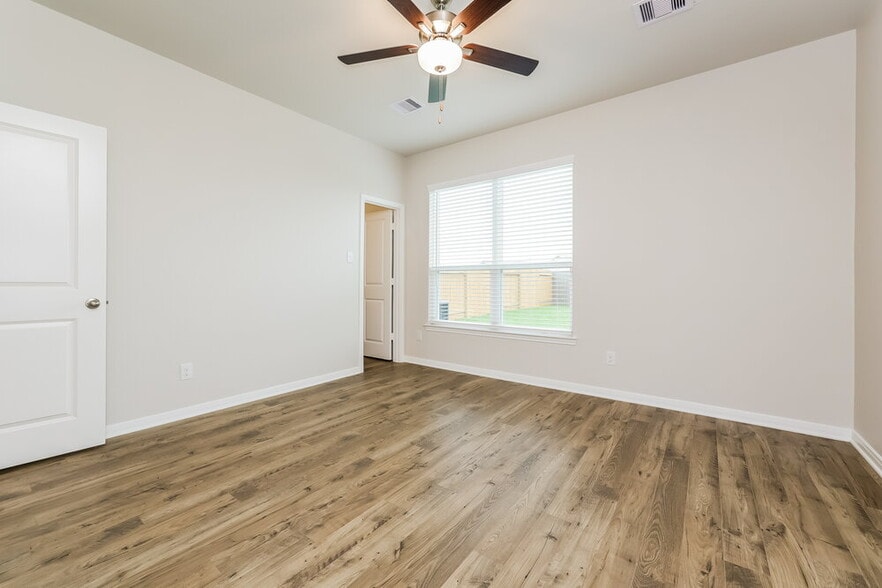 Building Photo - 16458 Honeysuckle Hl Dr