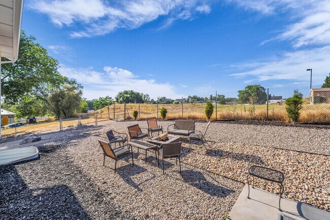 Building Photo - Beautiful 2020 Layton Home with High Ceilings & Modern Finishes