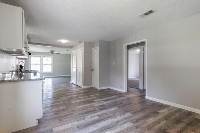 Building Photo - 504 Billington St