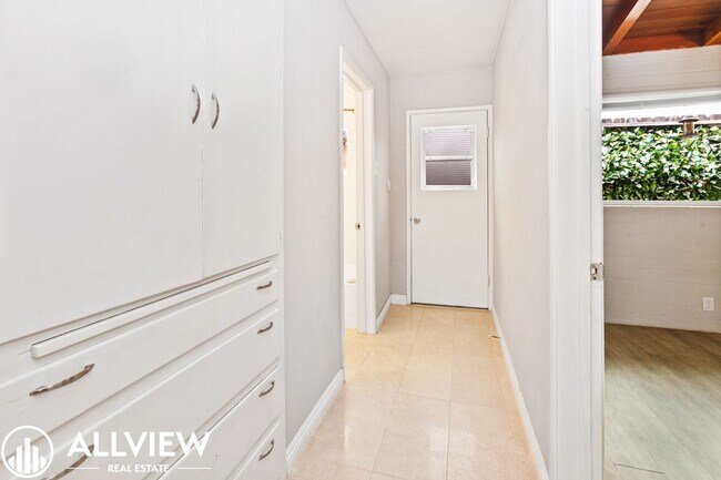 Building Photo - 311 Avenida Santa Barbara