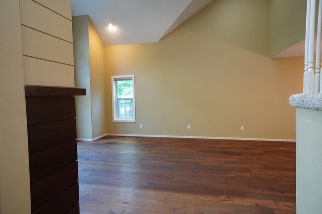 Building Photo - 1394 E Holly St