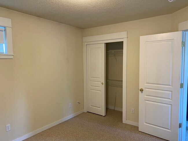 Building Photo - 437 NE Irving Ave