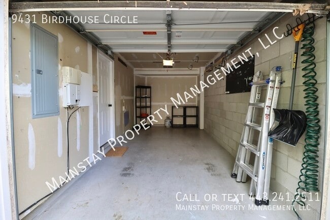 Building Photo - 9431 Birdhouse Cir