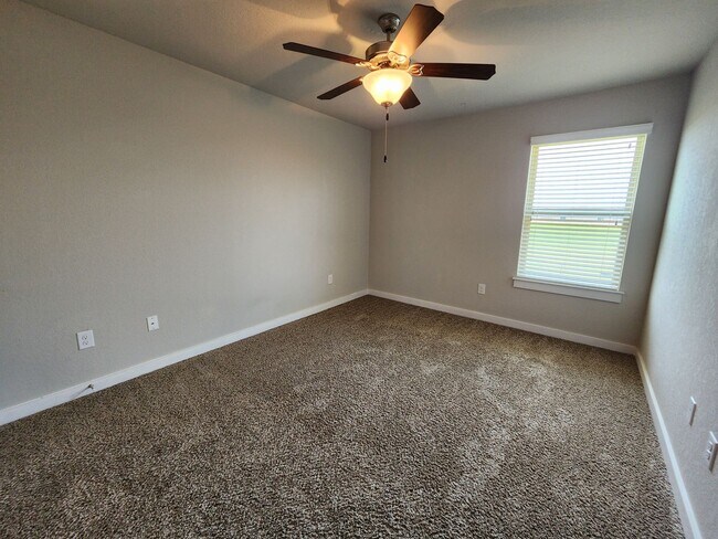 Building Photo - Large 3/2.5/2 in Creekside Crossing! Game Room + Balcony! Fridge Included / CISD