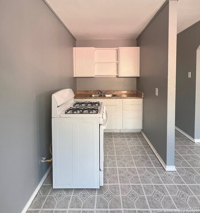 Building Photo - 915 Sams Dr