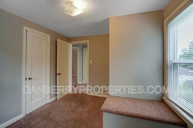 Building Photo - 1017 Searles Rd