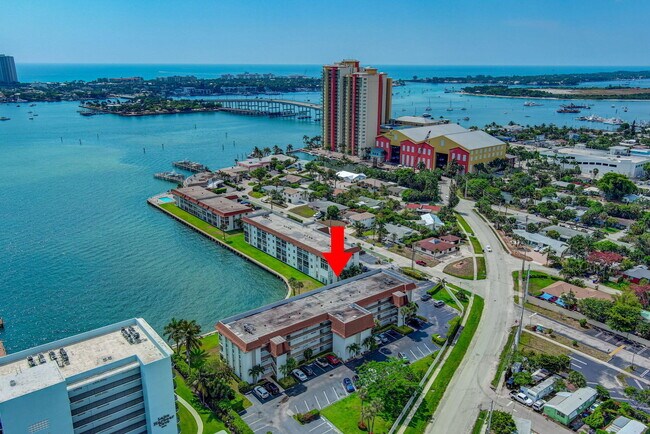 Building Photo - 2936 Lake Shore Dr