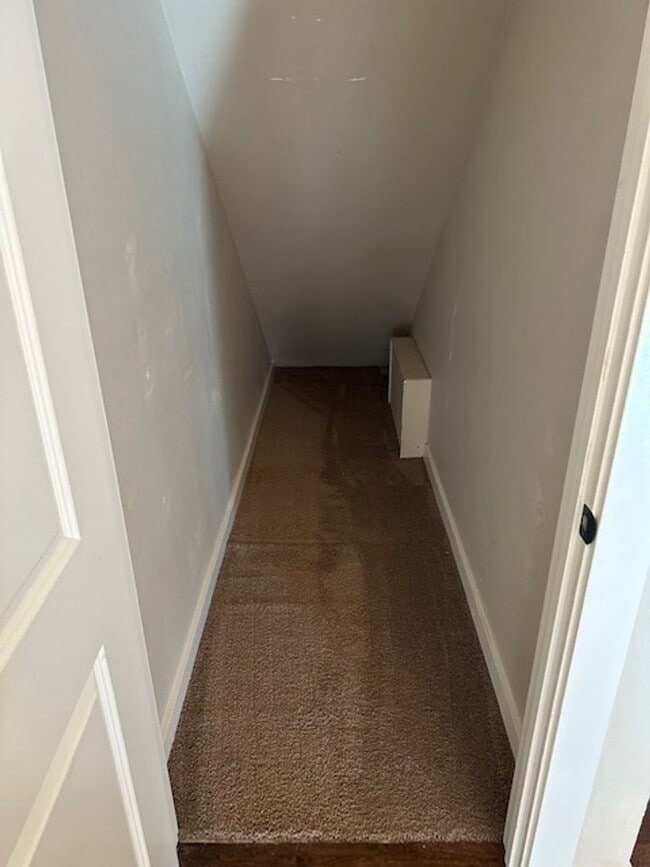 Building Photo - Townhouse