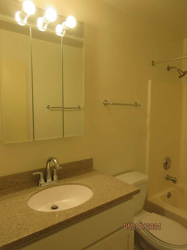Building Photo - Upper 2 bedroom plus den in Germantown