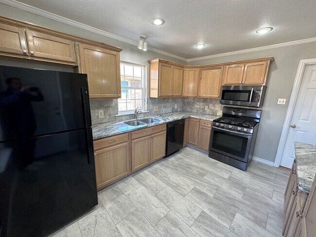 Building Photo - 2010 S Milam St