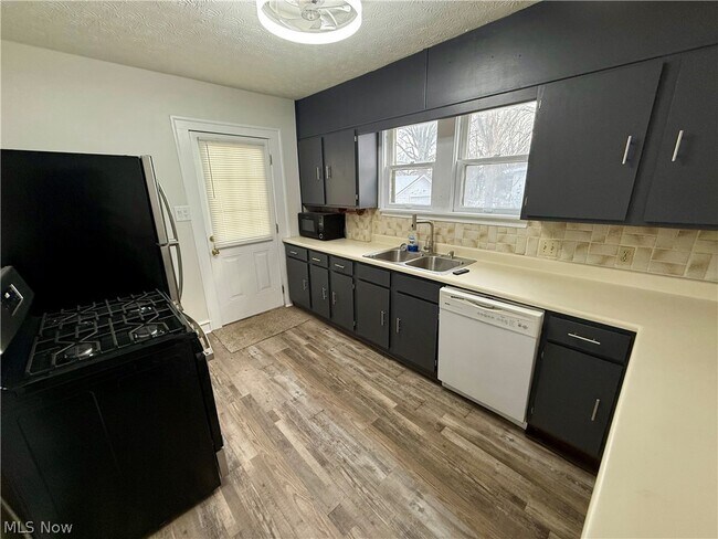 Building Photo - 835 Inman St