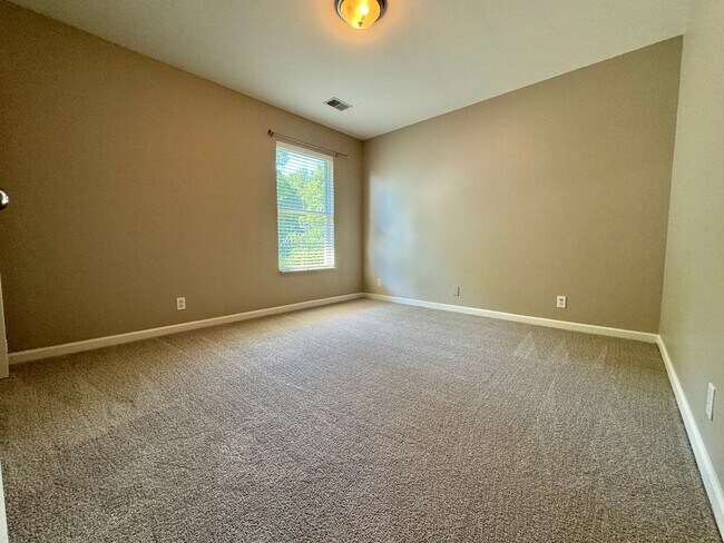 Building Photo - 3 Bed, 2 Offices, 2.5 Bath w/ 2 Car Garage in McKays Mill