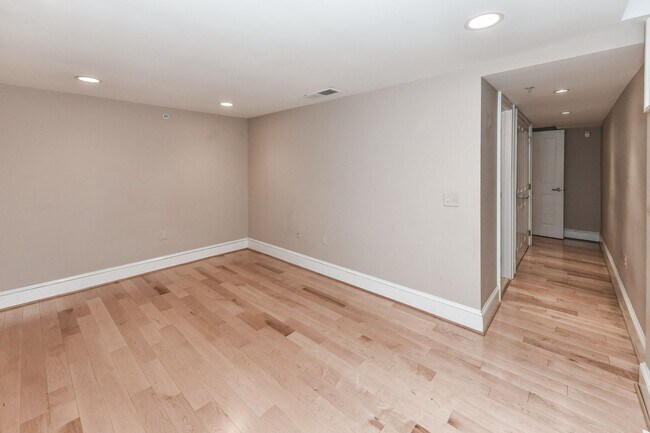 Building Photo - Luxury Two Bedroom near DuPont + Parking