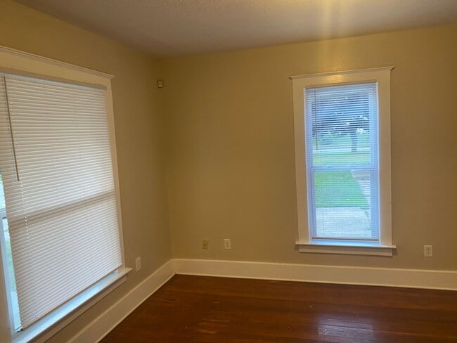 Building Photo - Beautiful new exterior on classic Harters Heights 4 bedroom (3 full baths) blocks from ND.