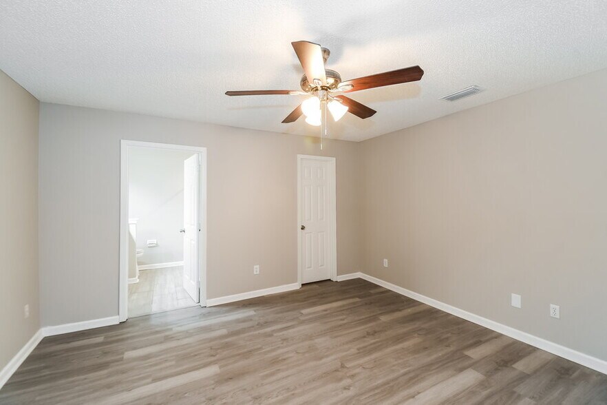 Building Photo - 2985 Mikris Dr E