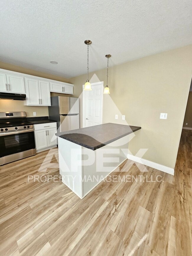 Building Photo - AVALON TOWNHOMES – LIKE NEW - 2 Bd/2.5 Ba Townhome off Topside Road with convenient access to Mar...