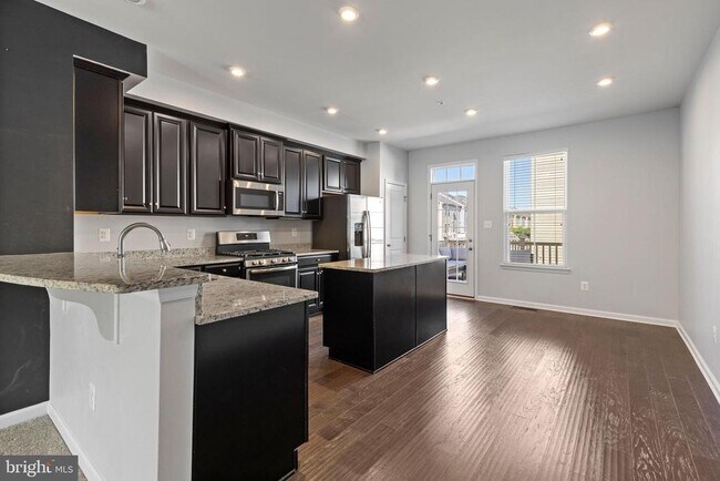 Building Photo - 537 Willow Bend Dr